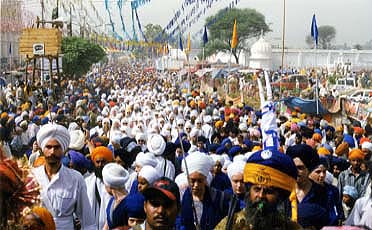 The Sikhs of Anandpur crowded together