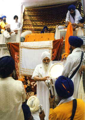 Siri Singh Sahib receiving the 'Mahan Pattar' from Jethedhar Manjit Singh