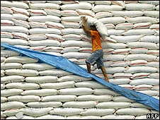 Man carries sack of rice in Manila